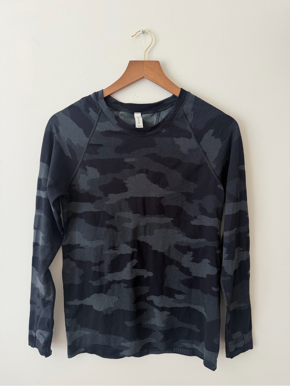 Athleta Momentum Seamless Black Camo Long-Sleeve Performance Top - Picture 4 of 7